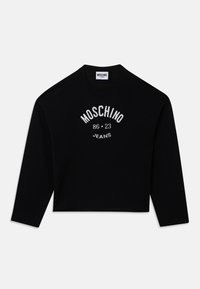Čierny dlhý rukáv sveter s okrúhlym výstrihom s bielym textom "MOSCHINO 86 • 23 JEANS" umiestneným na hrudi.