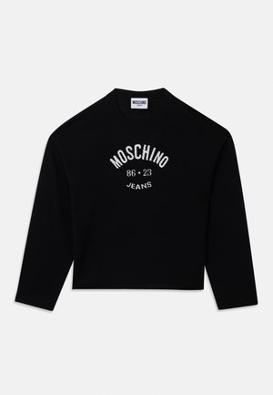 Musternava mustusega pikad varrukad crewneck-sviiter, millel on valge "MOSCHINO 86 • 23 JEANS" logo tekst keskel rinnal.