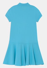 Vaaleansininen polomekko, jossa on kauluksellinen pääntie, lyhyet hihat ja liehuva helma. Valmistettu pehmeästä kankaasta, jossa on sileä pinta.