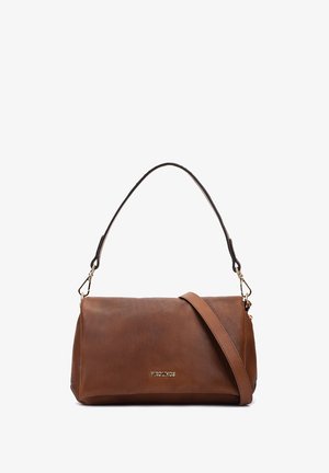 Bolso rectangular de cuero marrón con logo dorado "Pikolinos", asa corta y correa larga desmontable sobre fondo blanco.
