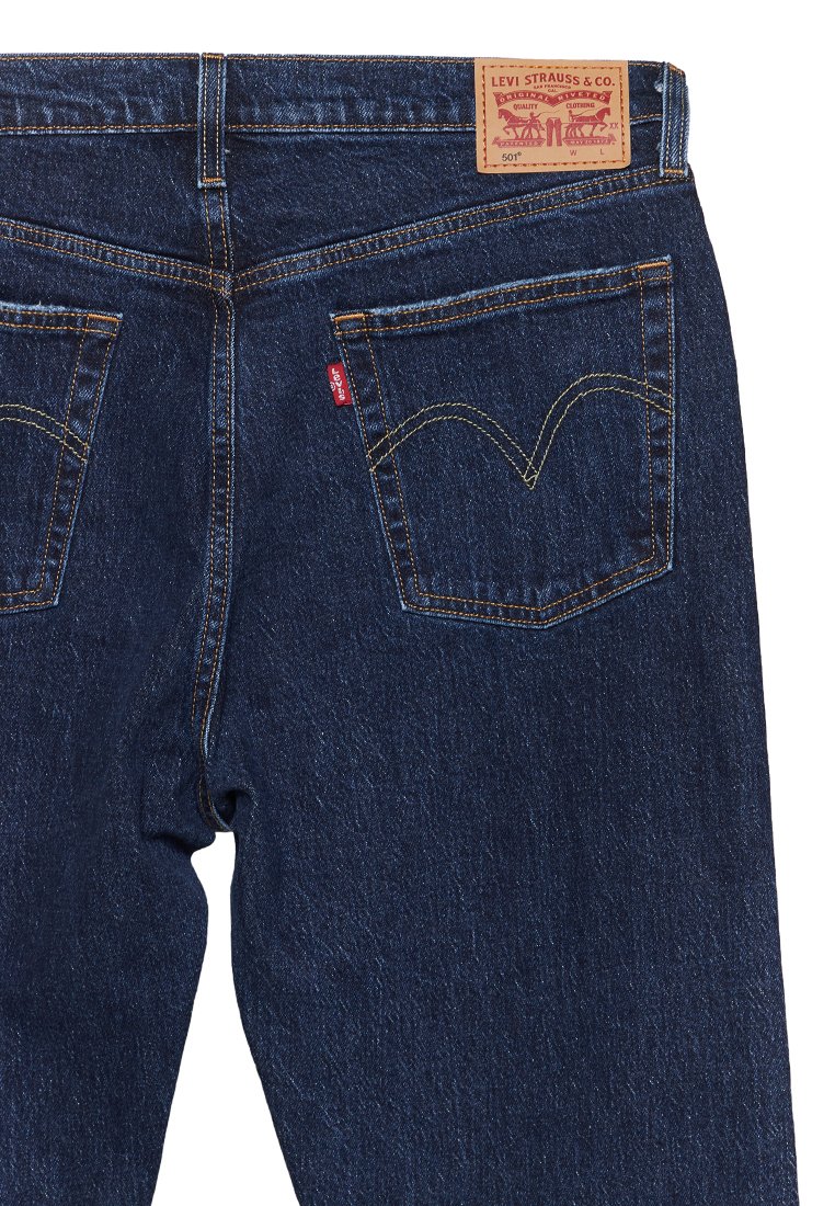 Donkerblauwe spijkerbroek met een rechte snit, voorzien van een leren label op de taille, gele stiksels en een iconisch ontwerp van de achterzak.