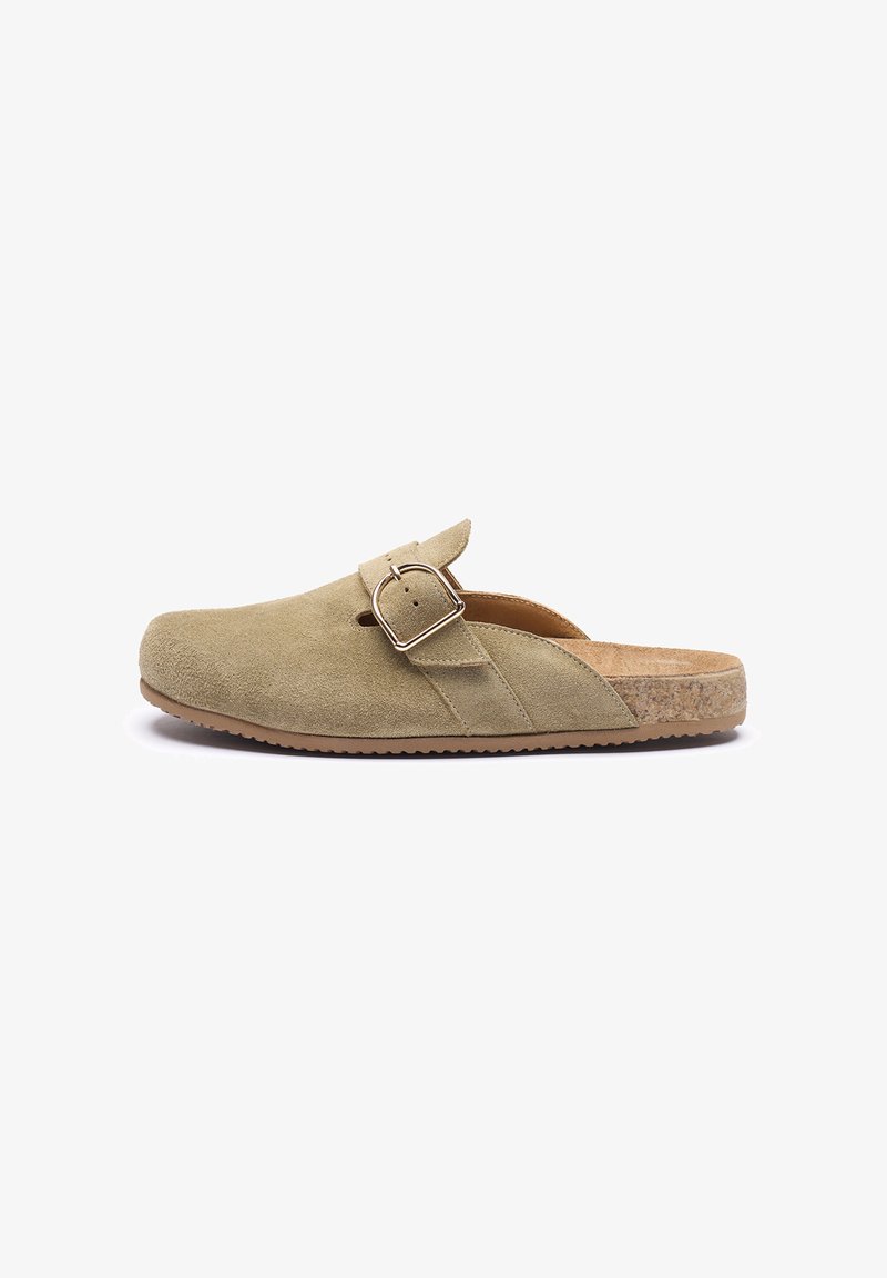 Κλασικό slip-on clog από σουέντ σε ελαιοπράσινο με κλείσιμο με αγκράφα. Η σόλα από φελλό και η υφασμάτινη λαστιχένια σόλα προσφέρουν άνεση και πρόσφυση.