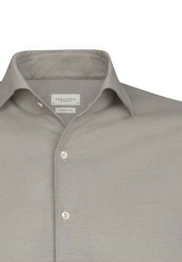 Camisa de botones gris claro con cuello, de textura suave y pequeños botones blancos. La etiqueta dice "Profuomo" en el interior.