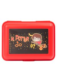 Lunch box di plastica rossa con coperchio nero, decorata con un design di Harry Potter, che include un personaggio chibi, occhiali, una scopa e accenti di coriandoli colorati.