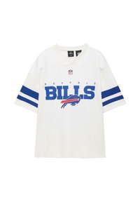 Wit Buffalo Bills NFL-shirt met blauwe strepen op de mouwen en een groot blauw-rood teamlogo aan de voorkant.