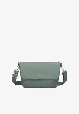 Groene leren schoudertas met een plat ontwerp, omklapbare flap, verstelbare schouderband en een subtiele logodetail. Zachte textuur, minimalistische stijl.