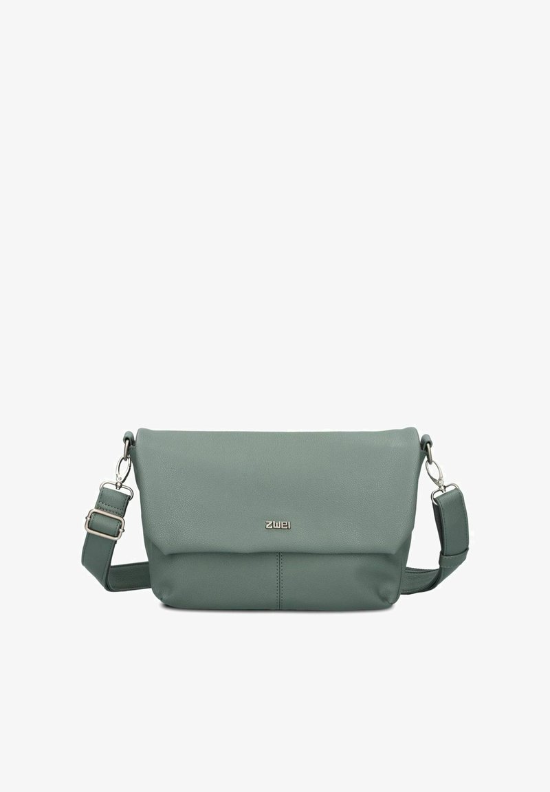 Borsa a tracolla in pelle verde con design piatto, patta pieghevole, tracolla regolabile e un sottile dettaglio del logo. Texture liscia, stile minimalista.