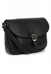 Borsa a tracolla in pelle nera con chiusura a pattina, tracolla regolabile e accento in oro sulla fibbia. Texture liscia con bordi definiti.