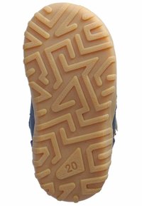 Suela de un zapato hecha de un material de goma beige con un patrón en zigzag, marcada con "20" en un acento triangular.