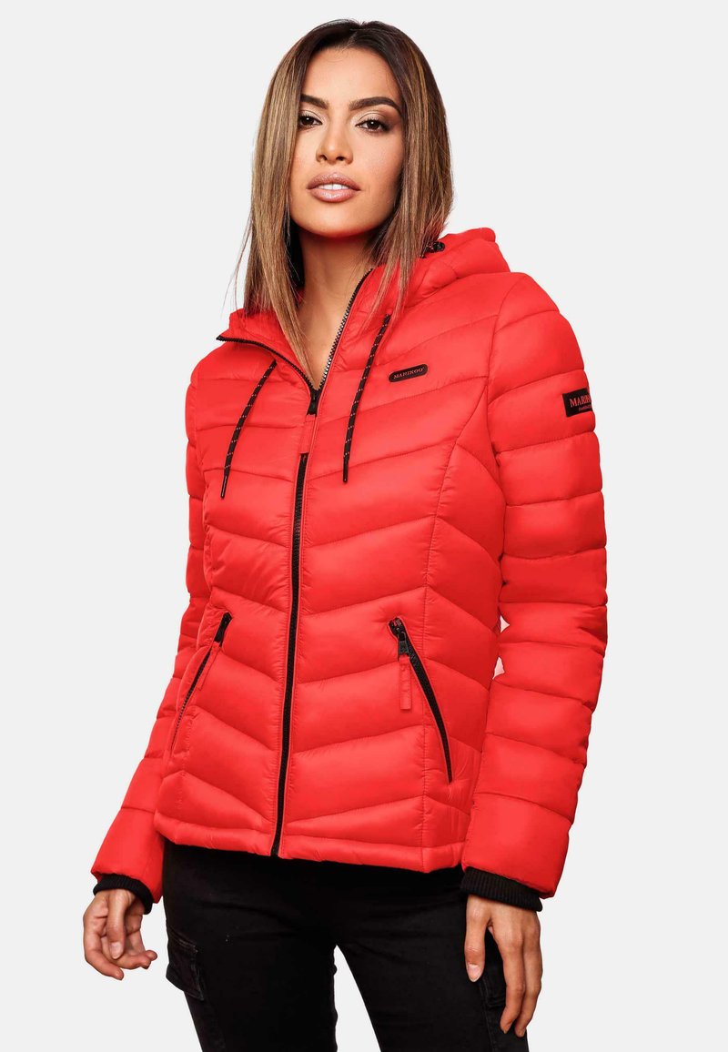 Veste matelassée rouge avec capuche, présentant une texture matelassée diagonale, des fermetures éclair noires et un détail de poignet élastique. Logo sur l'épaule gauche.