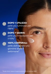 Primo piano di un volto che applica una crema; pelle liscia, consistenza leggera e un morbido lucido. Sfondo sfumato da blu a viola. Punti elenco con le affermazioni del prodotto.