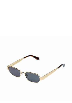 Zonnebril met gouden metalen montuur, donkere grijze achthoekige glazen en oorstukjes met een schildpadpatroon.