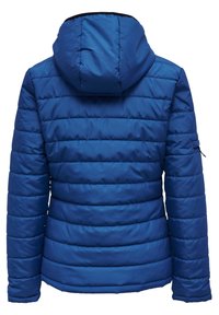 Veste matelassée bleue avec capuche, présentant des sections matelassées horizontales, une texture lisse et des poignets élastiques. Vue arrière montrant un détail de poche zippée.
