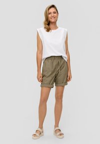 s.Oliver REGULAR - Shorts - olivgrün