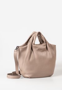 Borsa a tracolla in pelle beige morbida e textured con due manici superiori, una tracolla rimovibile e un logo discreto sulla parte anteriore.