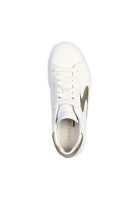 Zapatilla blanca con cordones blancos, diseño de rayo metálico plateado en el lateral y acento metálico plateado en el talón, vista desde arriba.