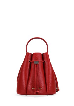 Bolso tipo cesta de piel texturizada roja con asa superior, cierre con cordón y pequeño logotipo dorado de la marca en la parte delantera.