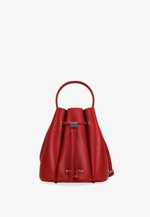 Bolso tipo cesta de piel texturizada roja con asa superior, cierre con cordón y pequeño logotipo dorado de la marca en la parte delantera.