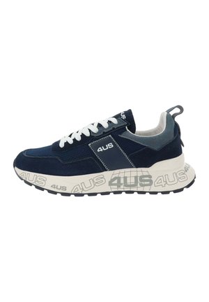 Zapatilla azul marino y gris con cordones blancos, suela gruesa con la marca repetida "4US" y una lengüeta en el talón.
