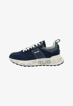 Zapatilla azul marino y gris con cordones blancos, suela gruesa con la marca repetida "4US" y una lengüeta en el talón.