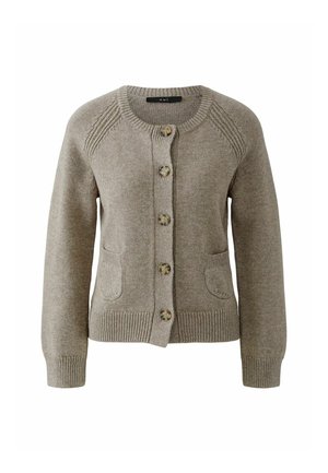 Beige gestrickte Strickjacke mit rundem Ausschnitt, Knopfverschluss vorne, zwei aufgesetzten Taschen und gerippten Bündchen sowie Saum. Strukturierter Stoff mit glatter Oberfläche.