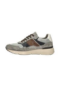Heren sneaker van grijs suède en mesh; voorzien van bruine en marineblauwe accenten, ronde veters en een beige, gestructureerde zool voor grip.