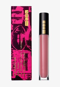 Gloss à lèvres dans un tube transparent, présenté dans une boîte à motifs roses avec des accents dorés. Le gloss semble rose et brillant, mettant en valeur sa texture lisse.