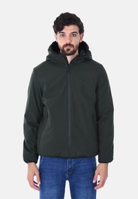 Giacca con cappuccio di un verde scuro, con zip frontale, polsini elasticizzati e tasche laterali. Materiale morbido con un rivestimento interno accogliente.