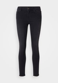 Jeans ajustados negros de tela de mezclilla, con un diseño estándar de cinco bolsillos, pasadores para cinturón y un dobladillo deshilachado en el tobillo.