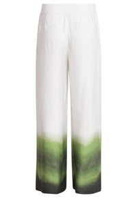 Witte wijde pantalons met een gradient ombre ontwerp dat overgaat van groen naar zwart aan de onderkant. Glad materiaal met twee achterzakken.