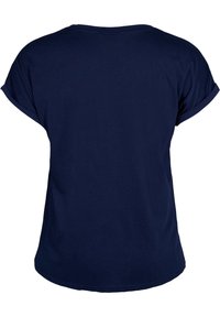 Marinblå bomulls t-shirt. Korta uppvikta ärmar, rundad halsringning och en lätt rundad nederkant, med en slät textur.