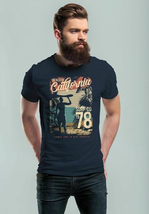 Marineblaues T-Shirt mit einem Vintage-Grafikmotiv von Kaliforniens Strand, inklusive Silhouette eines Surfboards, Palmen und retro Text in warmen Farben.