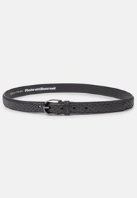 Cinturón de cuero negro con un patrón texturizado inspirado en reptiles. Cuenta con una hebilla circular de plata y varios agujeros de ajuste para el tamaño.