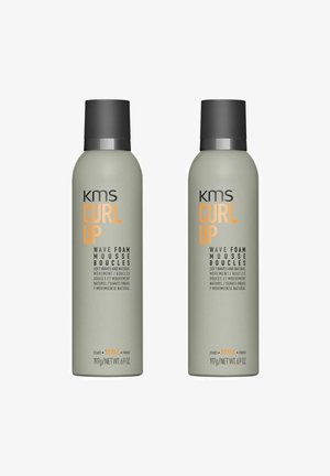 KMS Curl Up Wave Foam-Flaschen, graugrün mit schwarzen Deckeln, haben auffälligen Text, der die Anwendung und Vorteile des Produkts beschreibt; jeweils 197 g, identisches Design.