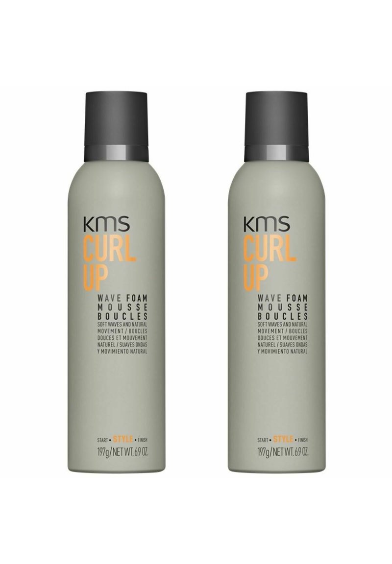 KMS Curl Up Wave Foam-Flaschen, graugrün mit schwarzen Deckeln, haben auffälligen Text, der die Anwendung und Vorteile des Produkts beschreibt; jeweils 197 g, identisches Design.