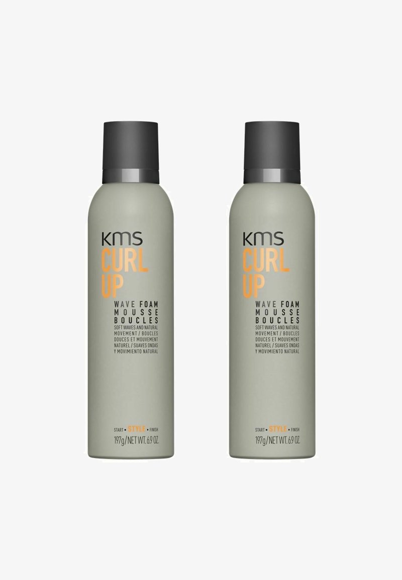 KMS Curl Up Wave Foam-Flaschen, graugrün mit schwarzen Deckeln, haben auffälligen Text, der die Anwendung und Vorteile des Produkts beschreibt; jeweils 197 g, identisches Design.