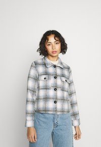 ONLY Petite ONLLOU CHECK JACKET - Casaco de verão - pumice stone