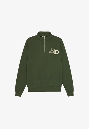 Olivi vihreä huppari, jossa on korkea kaulus, puolivetoketju ja vaalean beige logo "LD" vasemmassa rinnassa. Pehmeää kangasta, jossa on resorit hihansuissa.