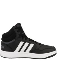 Czarne sneakersy za kostkę z syntetyczną cholewką, białym designem z trzema paskami, szarymi akcentami oraz teksturowaną czarną podeszwą z gumy.