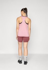 New Balance SLEEK POCKET HIGH RISE SHORT  - Legging court de running - washed burgundy