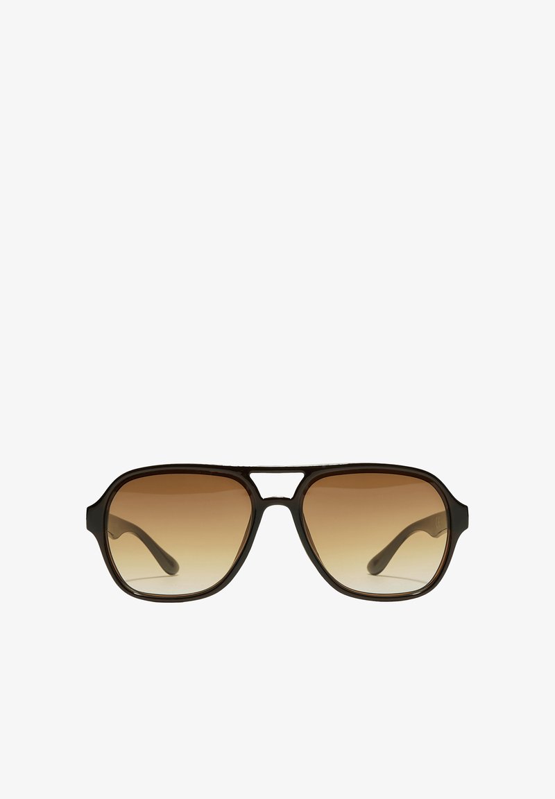 Braune Aviator-Sonnenbrille mit schwarzem Rahmen und braun verlaufenden Gläsern, von vorne auf weißem Hintergrund gezeigt.