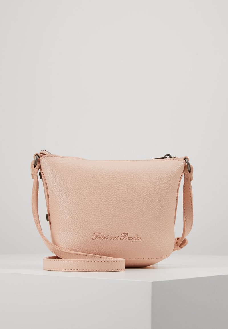 Malá růžová kožená kabelka přes rameno s texturovaným povrchem, zapínáním na zip a nastavitelným popruhem. Na přední straně je vyražené logo značky.