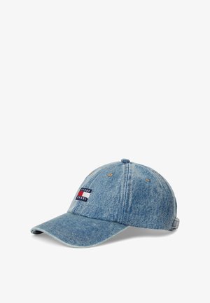 Džínová baseballová čepice světle modré barvy s prohnutým kšiltem a nastavitelným páskem. Na přední straně je nášivka s logem v červené, bílé a námořnické modři.