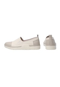 Polobotky na slip-on v béžové a světle šedé kůži, s zaoblenou špičkou, elastickými bočními panely a texturovanou gumovou podrážkou pro lepší přilnavost.