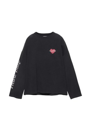 Maglietta nera a maniche lunghe con un piccolo cuore rosso e la scritta "Heart Thief" sul petto, con testo in corsivo bianco che scende lungo la manica destra.