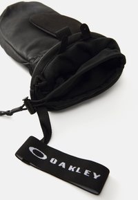 Černá kožená rukavice s texturovaným povrchem, vybavená měkkou vnitřní podšívkou a nastavitelným páskem s logem "Oakley".