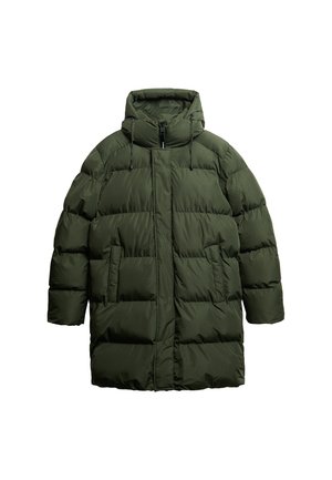 Lunga giacca a vento verde oliva trapuntata con cappuccio, zip frontale, lacci e due tasche laterali.