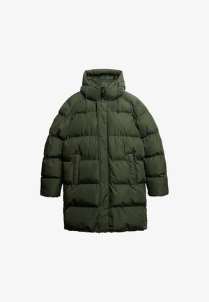 Lunga giacca a vento verde oliva trapuntata con cappuccio, zip frontale, lacci e due tasche laterali.