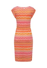 Robe ajustée longueur genou avec manches courtes, présentant un motif zigzag multicolore dans des tons de rose, orange et rouge sur un fond clair.