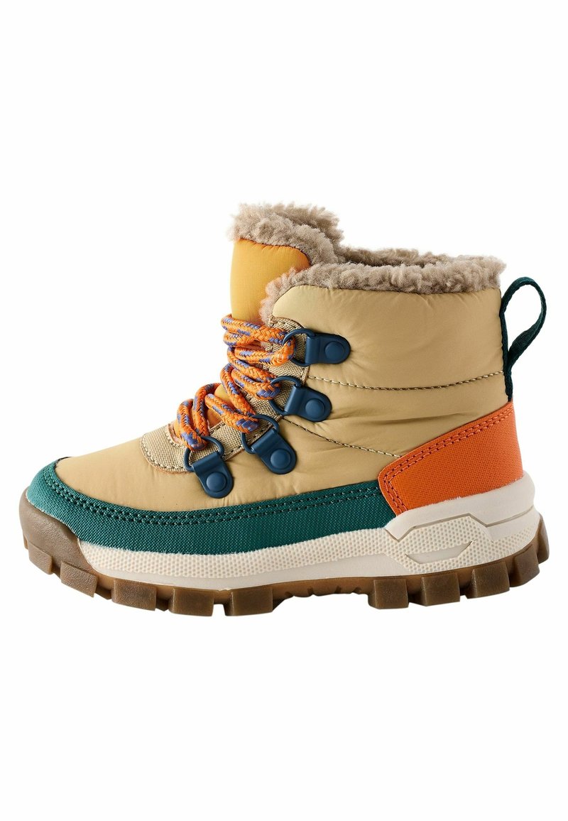 Botte imperméable beige et verte avec col en fausse fourrure, accents orange, lacets bleus et semelle texturée. Conception rembourrée pour plus de confort.